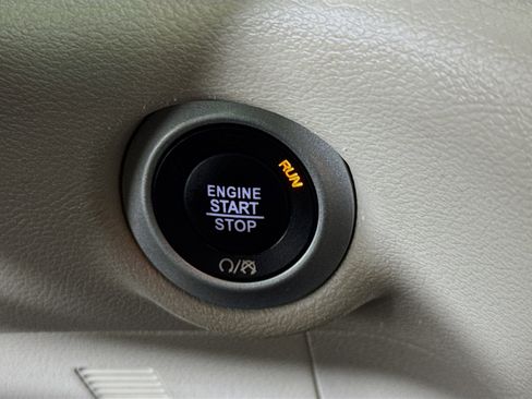 Used 2020 Chrysler Voyager L image 20