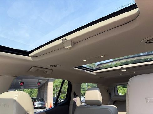 Used 2018 GMC Acadia Denali w/ Technology Package FWD image 7