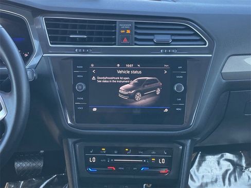 Used 2024 Volkswagen Tiguan SE image 26