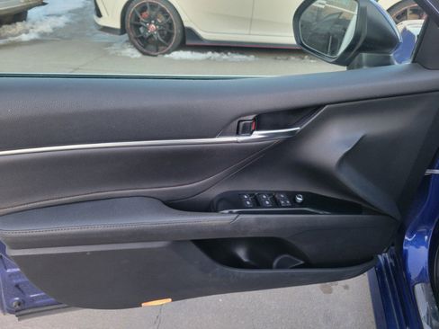 Used 2018 Toyota Camry image 11