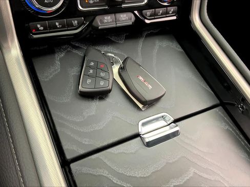 Used 2024 GMC Yukon XL Denali w/ Advanced Technology Package image 13