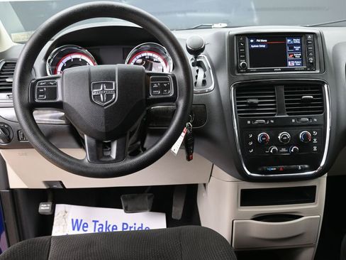 Used 2018 Dodge Grand Caravan SE w/ UConnect Hands-Free Group image 26