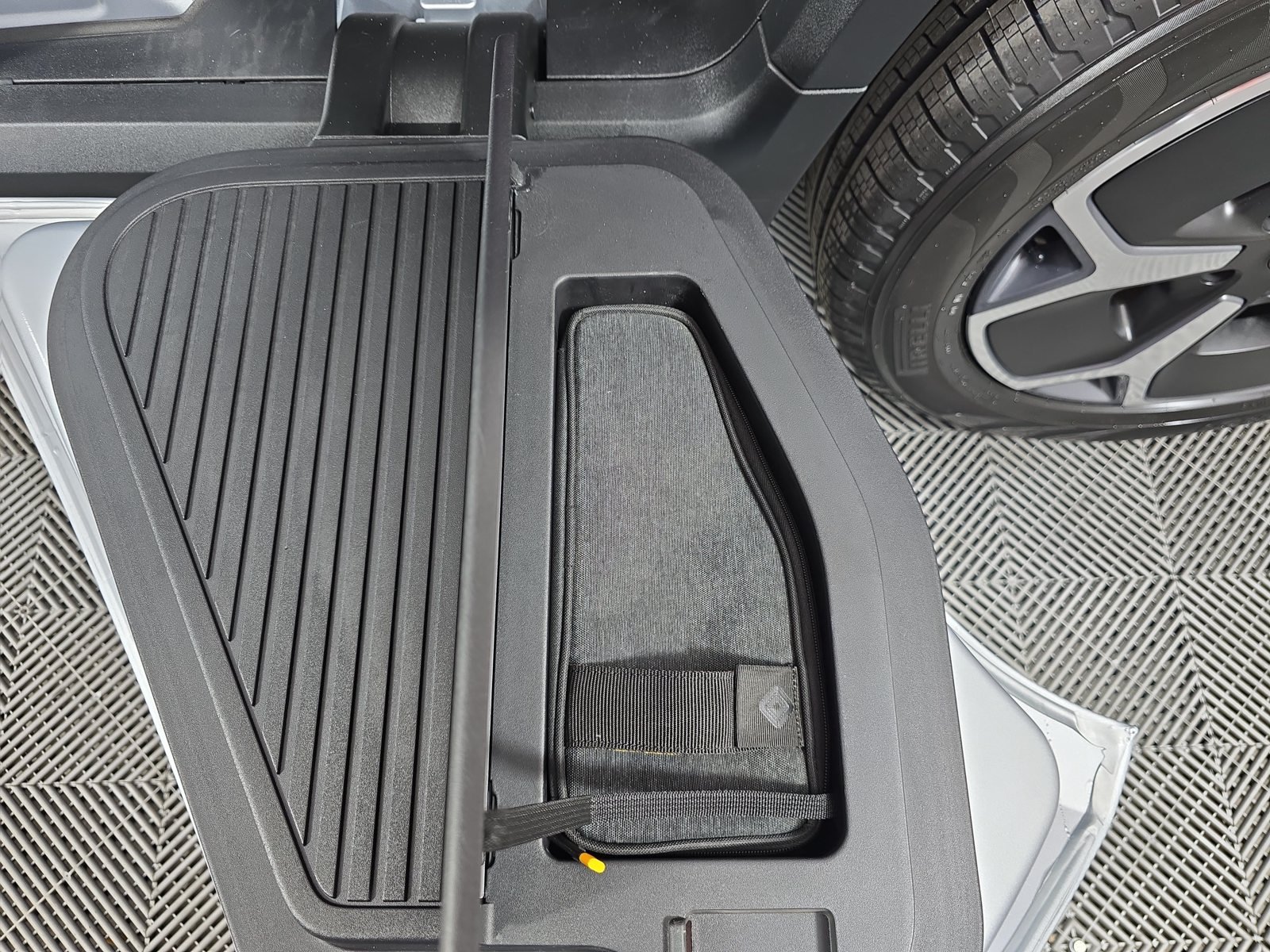 Used 2023 Rivian R1T Adventure Dual AWD/4WD image 32