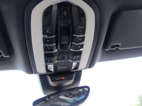 Used 2018 Porsche Macan AWD/4WD image 40