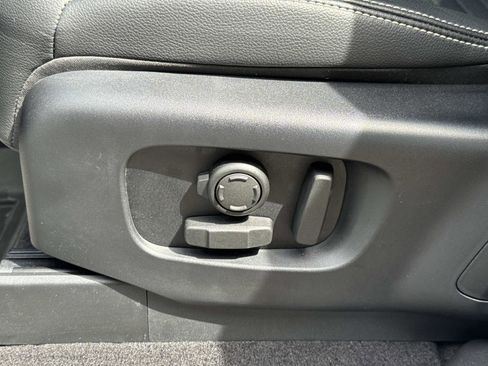 Certified 2025 Land Rover Discovery S image 21