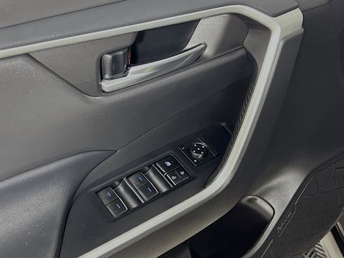 Used 2022 Toyota RAV4 XLE image 17