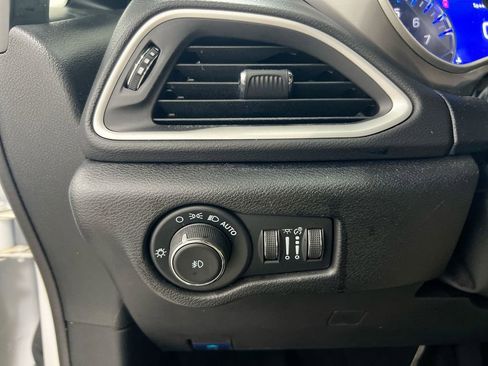 Used 2025 Chrysler Pacifica Select FWD image 18