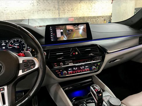 Used 2018 BMW M5 image 8