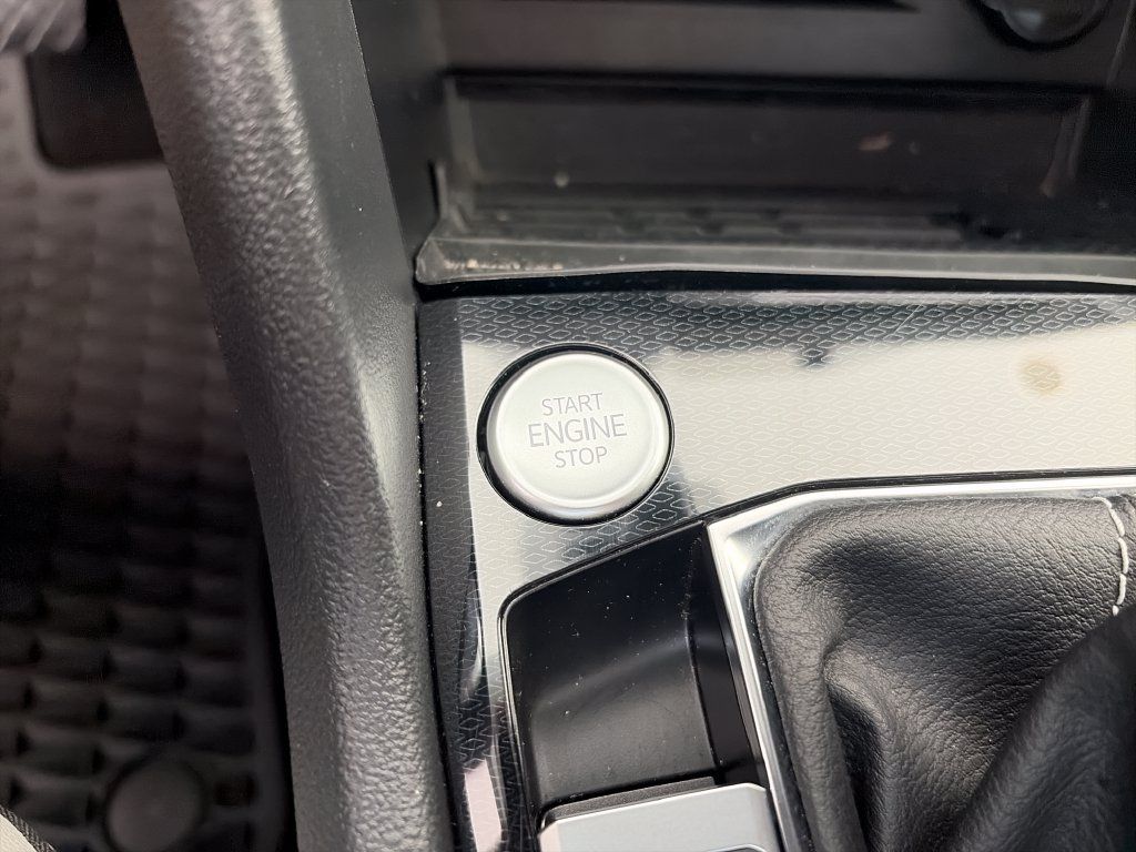 Certified 2025 Volkswagen Taos SE FWD image 27