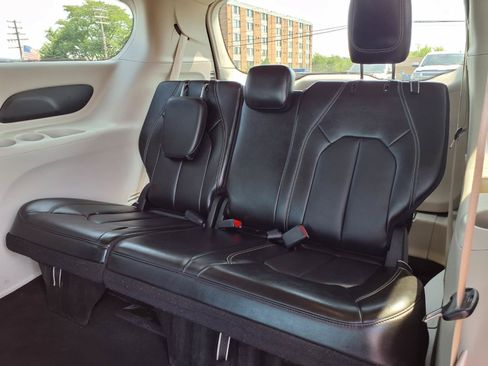 Used 2024 Chrysler Pacifica Touring-L FWD image 8