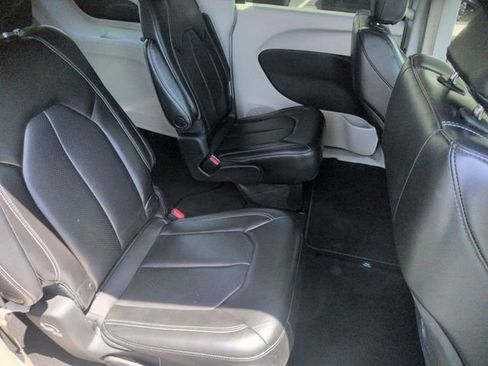 Used 2023 Chrysler Pacifica Touring-L FWD image 31