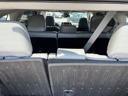 Used 2022 Toyota Highlander XLE AWD/4WD image 16