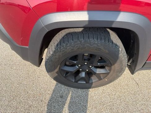 Used 2017 Jeep Cherokee Trailhawk w/ Comfort/Convenience Group AWD/4WD image 3