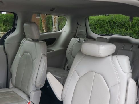 Used 2021 Chrysler Pacifica Touring-L image 43