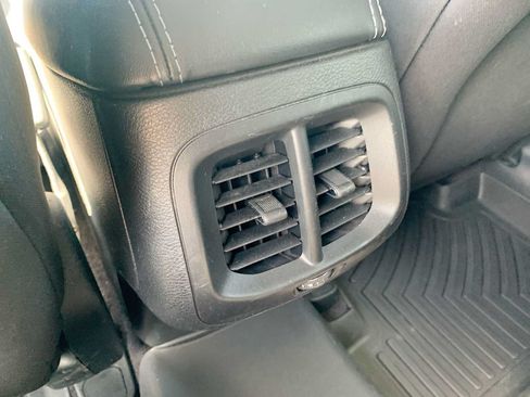 Used 2019 Jeep Cherokee Latitude w/ Popular Appearance Group FWD image 19