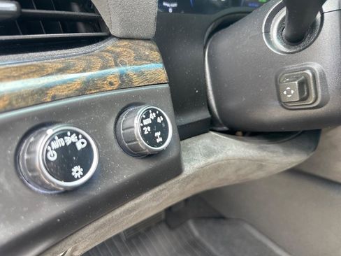 Used 2016 Cadillac Escalade Platinum AWD/4WD image 25