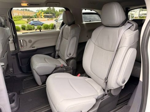 Used 2023 Toyota Sienna Limited FWD image 27