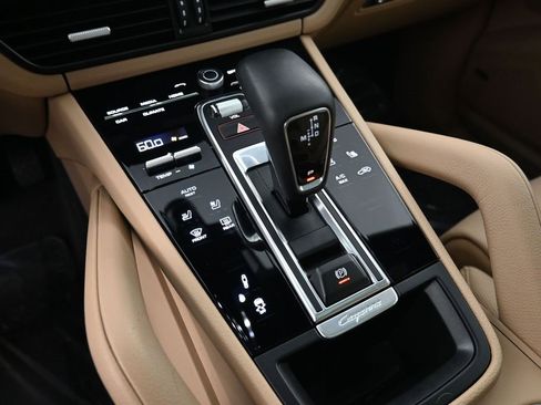 Certified 2022 Porsche Cayenne Platinum Edition image 23