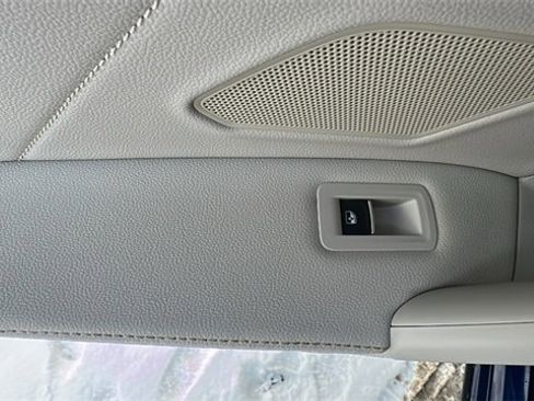 Used 2022 Volkswagen Tiguan SE image 33