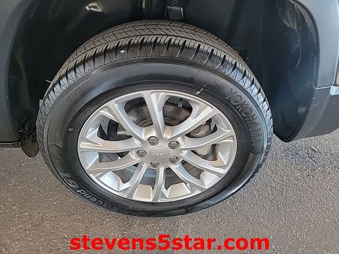 Used 2019 Jeep Cherokee Latitude w/ Cold Weather Group image 11