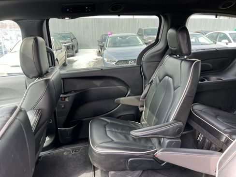 Used 2025 Chrysler Pacifica Limited image 42