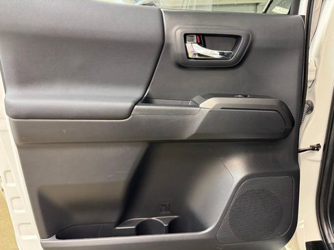 Used 2022 Toyota Tacoma TRD Off-Road image 15