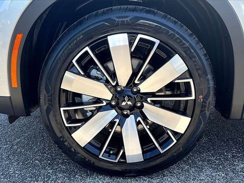 New 2025 Mitsubishi Outlander SE image 12