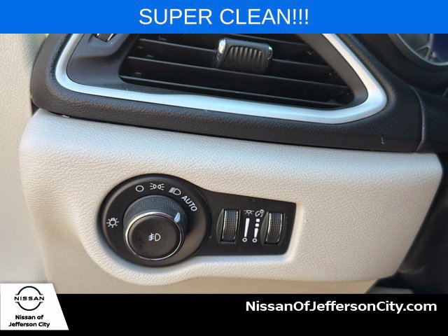 Used 2024 Chrysler Pacifica Touring-L FWD image 32