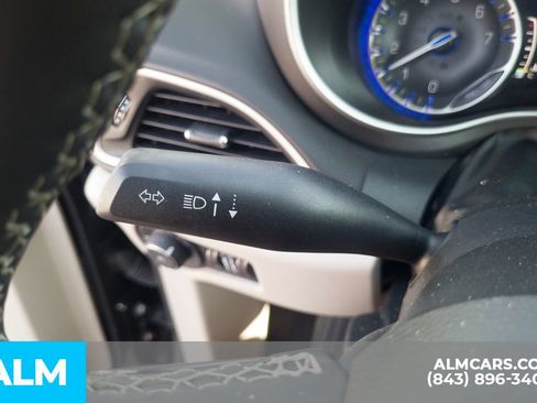 Used 2024 Chrysler Pacifica Touring-L FWD image 15