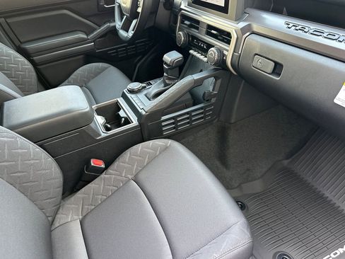 Used 2025 Toyota Tacoma SR5 AWD/4WD image 13