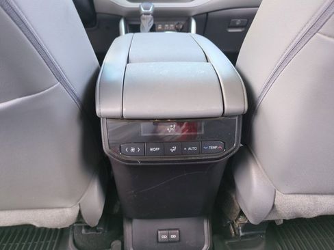 Used 2023 Toyota Highlander XLE image 17