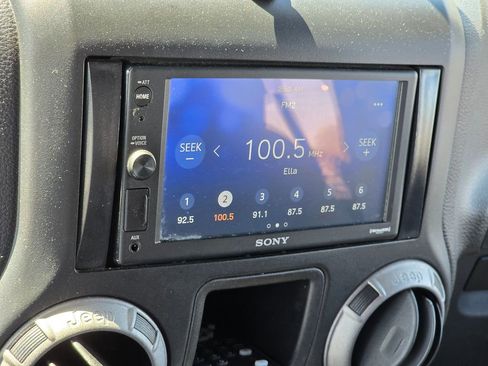 Used 2015 Jeep Wrangler Sport image 4