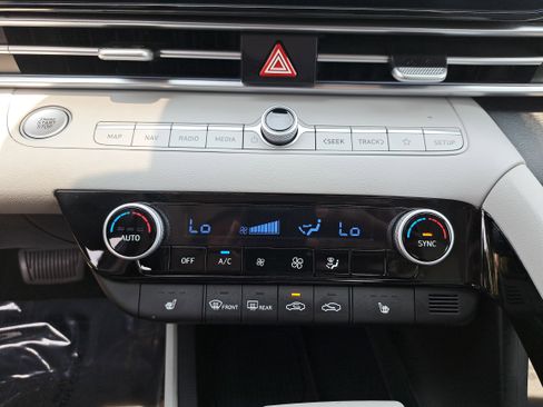 Used 2025 Hyundai Elantra Limited FWD image 20