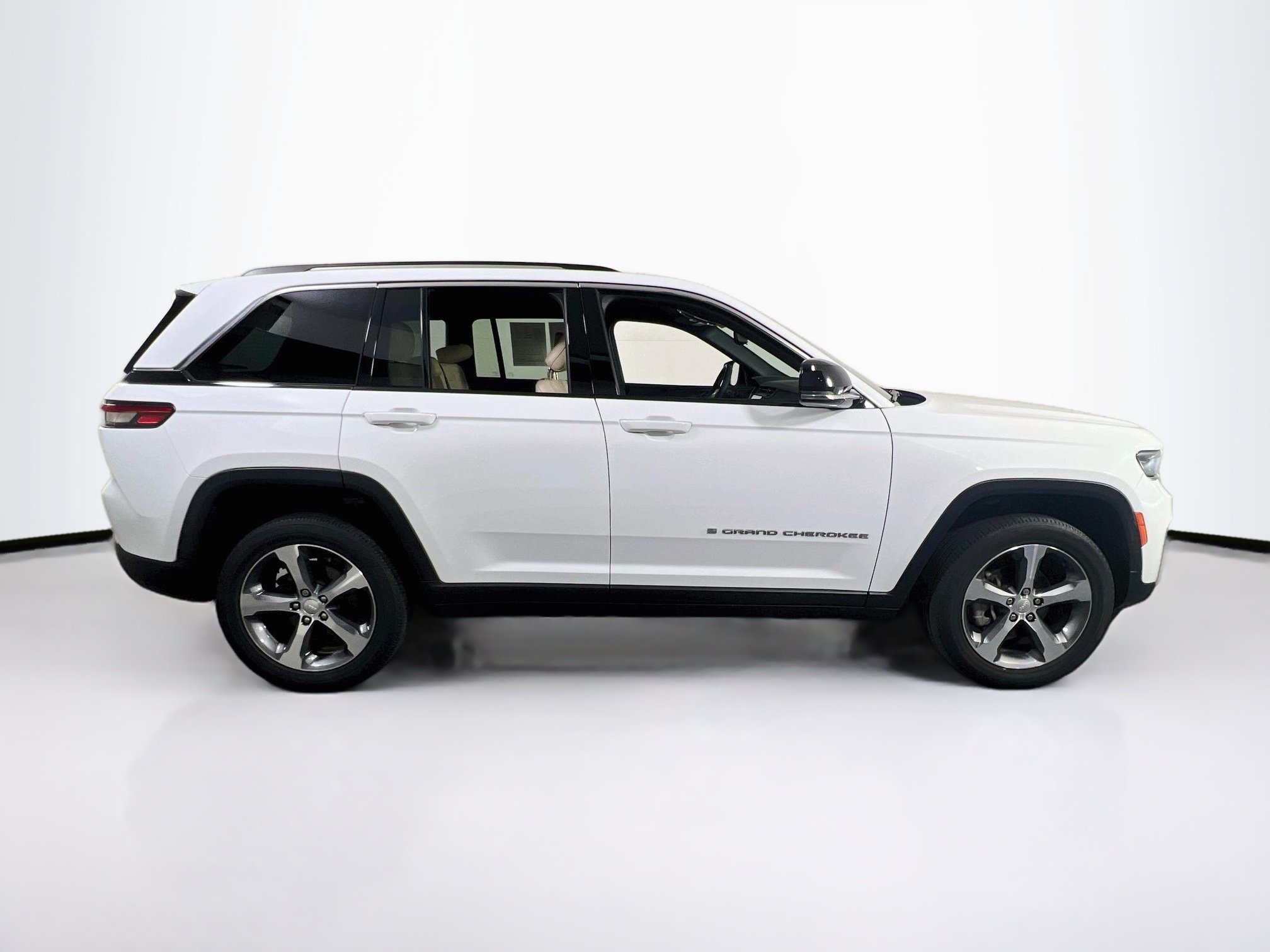Used 2023 Jeep Grand Cherokee Limited AWD/4WD image 4