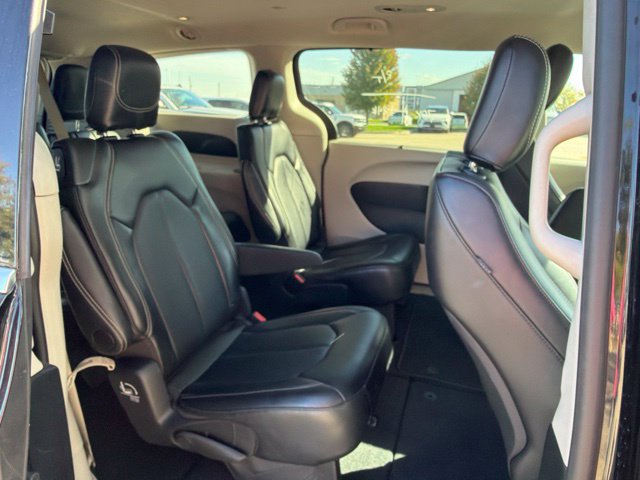 Used 2024 Chrysler Pacifica Touring-L FWD image 25