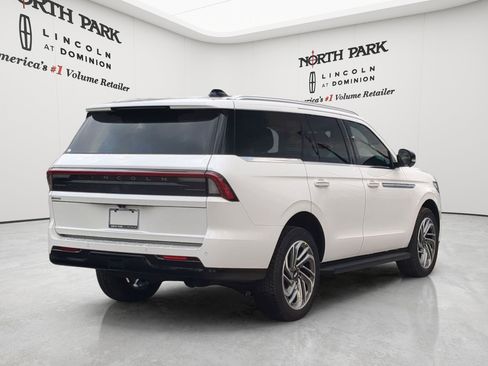 New 2026 Lincoln Navigator Premiere AWD/4WD image 3
