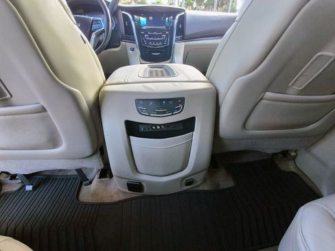 Used 2016 Cadillac Escalade Luxury AWD/4WD image 29