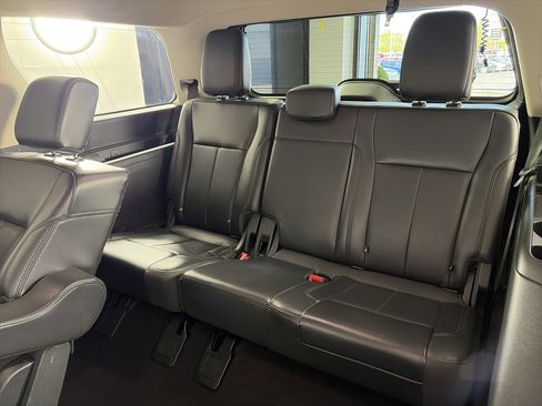Used 2024 Ford Expedition XLT AWD/4WD image 8