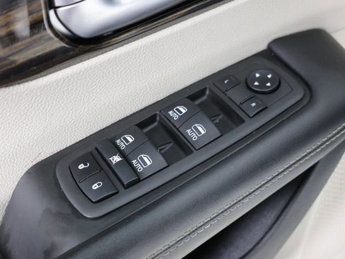 Used 2022 Chrysler Pacifica Limited image 23