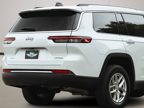 Used 2023 Jeep Grand Cherokee L Laredo AWD/4WD image 4