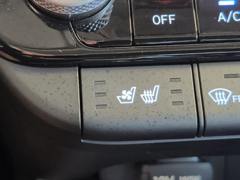 Certified 2025 Hyundai Elantra Limited FWD image 19