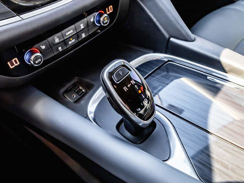 Used 2020 Buick Enclave Essence image 18