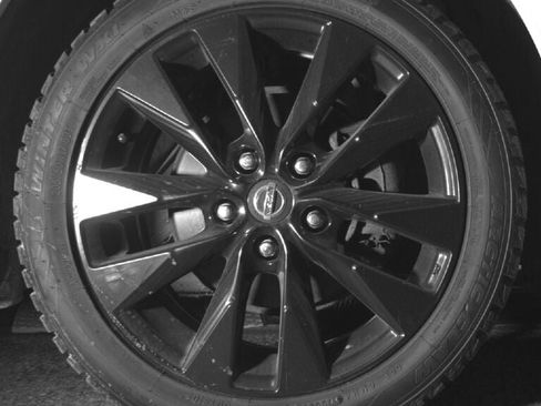 Used 2018 Nissan Sentra SR w/ Technology Package image 12