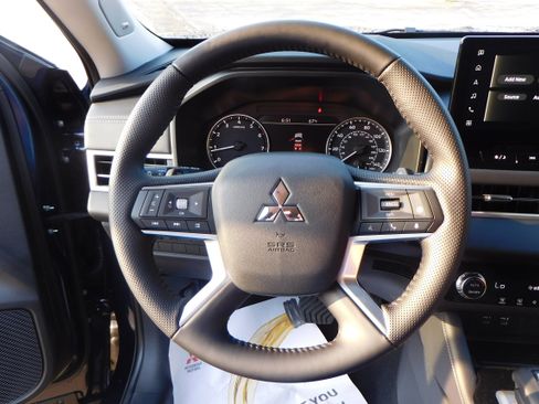 New 2025 Mitsubishi Outlander SE image 19