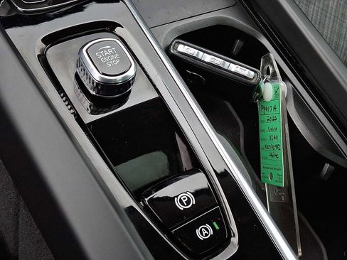 Used 2022 Volvo XC60 B5 Momentum image 26