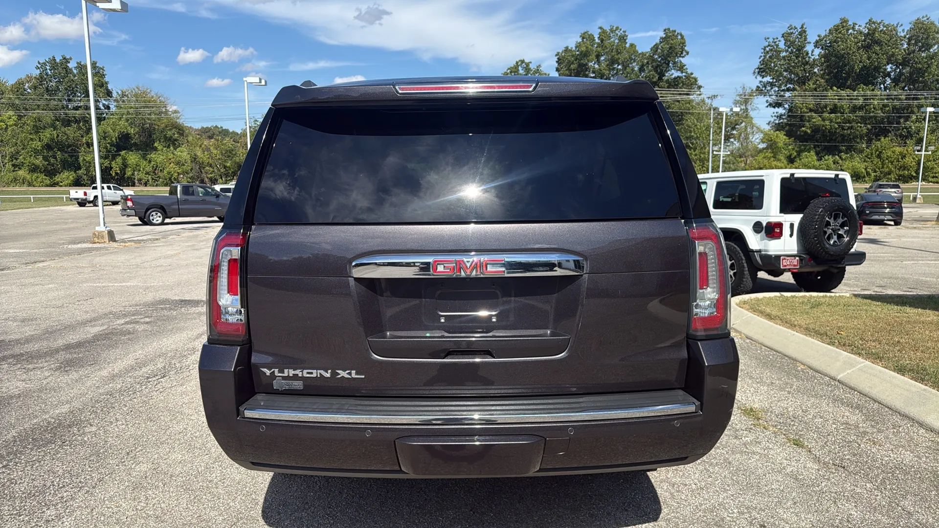 Used 2015 GMC Yukon XL Denali w/ Premium Package AWD/4WD image 6