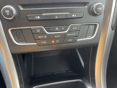 Used 2017 Ford Fusion SE w/ Fusion SE Technology Package image 43