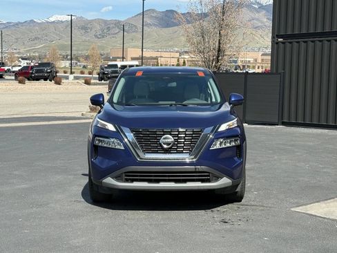 Used 2021 Nissan Rogue SV image 3