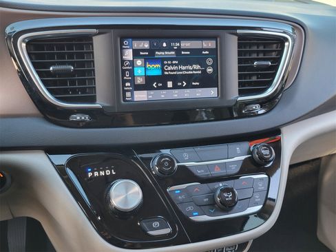 Used 2024 Chrysler Voyager LX image 9