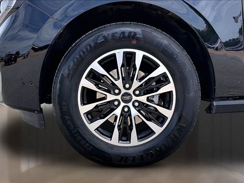 Used 2025 Ford Expedition Max Platinum AWD/4WD image 8